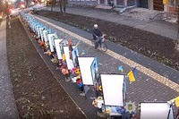 У Монастирищі поліцейські встановили особу чоловіка, який зняв прапорці з Алеї Героїв