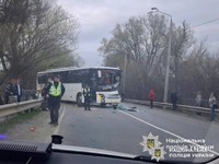 Поліція встановлює обставини ДТП у Хмільницькому районі за участі рейсового автобуса та вантажівки