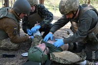 Життя під контролем. Нацгвардійці відпрацьовують навички з тактичної медицини.