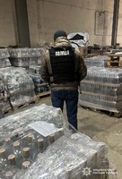 Поліцейські Житомирщини викрили масштабну схему збуту фальсифікованого алкоголю: вилучено майже 8 тонн «продукції»