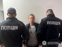 У Рахові поліція затримала сімейного кривдника, який сокирою погрожував правоохоронцям