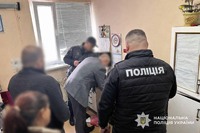 На Закарпатті правоохоронці викрили схему фіктивних відстрочок від мобілізації: затримали голову ВЛК та вилучили понад 11 млн грн готівки