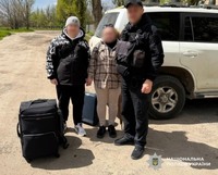 Поліцейські під обстрілами евакуювали жінку з сином-підлітком із небезпечного селища Херсонської міської громади