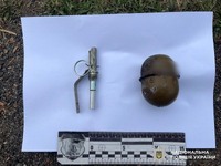 На Вінниччині чоловік прийшов з’ясовувати стосунки з колишньою дружиною з гранатою, висмикнувши чеку – поліцейські знешкодили боєприпас, фігуранта затримали