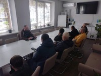 Волонтер і клієнти пробаціїї обговорили як поліпшувати самопочуття та розвивати здорове мислення