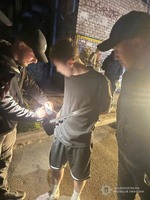 Запорізькі поліцейські затримали молодика, який пограбував неповнолітнього
