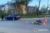 У Ізяславі поліцейські встановлюють обставини ДТП, в якій травмувалась 65-річна велосипедистка