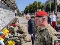 Квіти на Алеї Слави та хвилина мовчання — як у Павлограді зустріли День пам’яті та перемоги