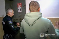 У Сумах поліцейські викрили чоловіка у жорстокому побитті знайомого що спричинило смерть