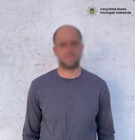 Поліцейські Києва затримали чоловіка, який після ракетного обстрілу обкрадав пошкоджені квартири мешканців столичного Подолу