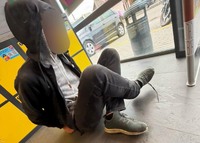 Поліцейські охорони затримали дебошира, який здійснив крадіжку з двох магазинів та погрожував стороннім