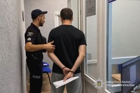 У Білопіллі невідомий напав на перехожого та заволодів телефоном: поліцейські оперативно затримали зловмисника