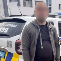 Поліцейські охорони Івано-Франківщини затримали чоловіка з речовиною, схожою на наркотичну