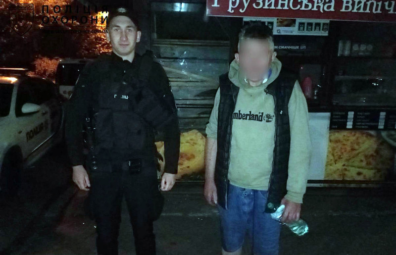 Поліція охорони Києва затримала чоловіка, який пошкодив вітрину торговельного павільйону