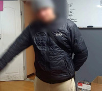У Кропивницькому поліцейські охорони затримали чоловіка з неоплаченим товаром та підозрілими предметами