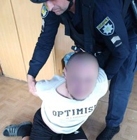 Поліцейські охорони затримали чоловіка, у якого виявили предмет, схожий на гранату
