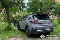 Автівка в’їхала в дерево: у Хмельницькому поліцейські встановлюють обставини ДТП