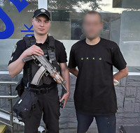 У столиці поліцейські охорони затримали чоловіка, який пошкодив вхідні двері магазину