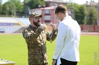Нацгвардієць вручив відзнаки випускникам Хмельницького