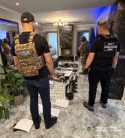 Голова громадської організації за гроші переправляв чоловіків за кордон – поліція затримала організатора та його спільницю