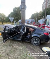 Поліцейські Херсонщини встановлюють обставини ДТП, у якій загинула пасажирка та травмувалися ще троє людей
