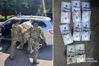 800 доларів за переведення до іншої частини: у Хмельницькому поліцейські затримали підозрюваного в отриманні неправомірної вигоди