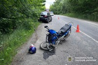 На Ізяславщині поліцейські встановлюють обставини ДТП, у якій травмувався 61-річний мотоцикліст