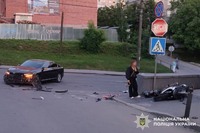 У Хмельницькому поліцейські встановлюють обставини ДТП, у якій травмувався мотоцикліст та його пасажирка