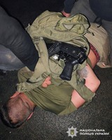 У Летичеві поліцейські затримали чоловіка, який на вулиці відкрив стрілянину з автомата