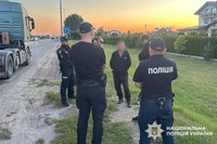 Хмельницькі поліцейські оперативно встановили та затримали водія-далекобійника, який намагався зґвалтувати 13-річну дівчину
