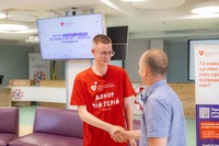 Павлоградець, якому врятували життя від важкої хвороби, вперше зустрівся зі своїм донором: ним виявився керівник реєстру