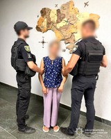 Закопала тіло немовляти на подвір’ї: на Ужгородщині поліцейські затримали жінку, через недбалість якої загинула малолітня донька