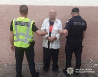На Берегівщині поліція затримала зловмисника, який намагався вбити сусіда сокирою