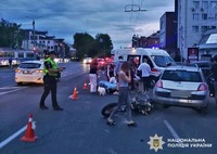 У Вінниці поліція розслідує обставини ДТП за участю мотоцикла та легковика, у якій травмувалися двоє людей
