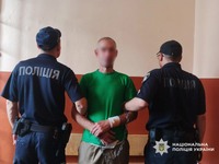 Бобровицькі поліцейські затримали озброєного зловмисника, який погрожував вбивством неповнолітньому та поліцейським