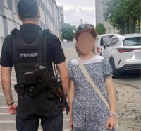 Поліцейські охорони виявили у жінки речовину, схожу на наркотичну
