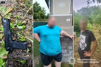 На Камʼянеччині поліцейські затримали двох чоловіків, які влаштували стрілянину на подвір’ї місцевого жителя