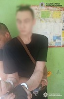 Під час конфлікту поранив однолітка ножем: поліцейські Києва затримали 21-річного зловмисника
