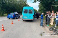 У Камʼянці-Подільському поліцейські зʼясовують обставини ДТП, у якій травмувалась 7-річна велосипедистка
