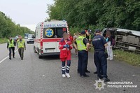 На Кам’янеччині поліцейські працюють на місці ДТП за участю пасажирського автобуса