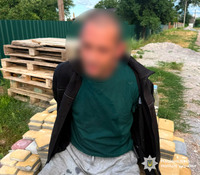 Стріляв з автомата на подвір'ї: у Вінницькому районі поліцейські затримали чоловіка та вилучили у нього зброю й боєприпаси