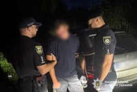 У Полтаві поліцейські затримали закладника: вилучено кілька десятків згортків із наркотиками