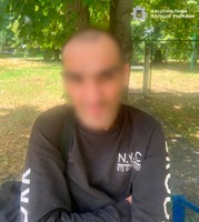 У Києві пенсіонер попросив перехожого допомогти донести важкі пакети, а натомість той його обікрав: поліцейські столиці  повідомили про підозру 44-річному зловмиснику