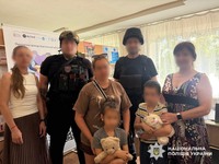Поліцейські допомогли жінці з двома малолітніми дітьми виїхати з обстрілюваного передмістя Херсона, де триває обов’язкова евакуація