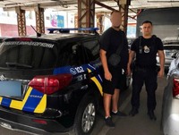 У Києві поліцейські охорони затримали чоловіка, який пошкодив автомобіль таксі