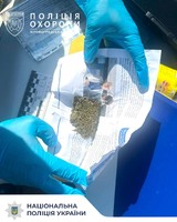 Поліцейські охорони виявили у чоловіка речовину, схожу на наркотичну