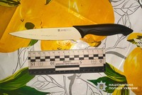 У суперечці завдала сусідці ножове поранення: у Миколаєві поліцейські повідомили жінці про підозру у скоєнні злочину