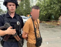 Поліцейські охорони Києва затримали чоловіка, який поранив охоронця супермаркету