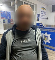 У Запоріжжі поліцейські охорони затримали чоловіка, який здійснив постріли із предмета схожого на зброю
