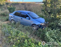 Поїздка на чужому авто завершилася в кюветі: коростишівські поліцейські затримали викрадача